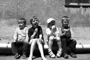 ילדים אוכלים גלידה